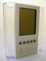 2893i-22 Pojemnik na biurko zegarem i z kalendarzem