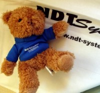 7375m-04 Pluszowy miś w koszulce z kapturem