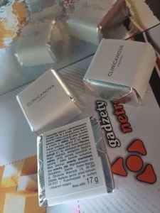S-CZms-S Czekoladki mini sztabki w srebrnym laminacie z etykietą CMYK