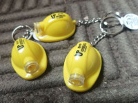 065980c-02 Brelok KASK budowlany i LED